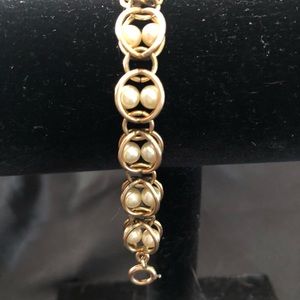 Vintage 1950s faux pearl bracelet .